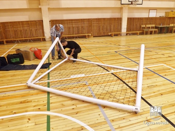 Ogres Valsts ģimnāzijai dāvina piepūšamus handbola vārtus