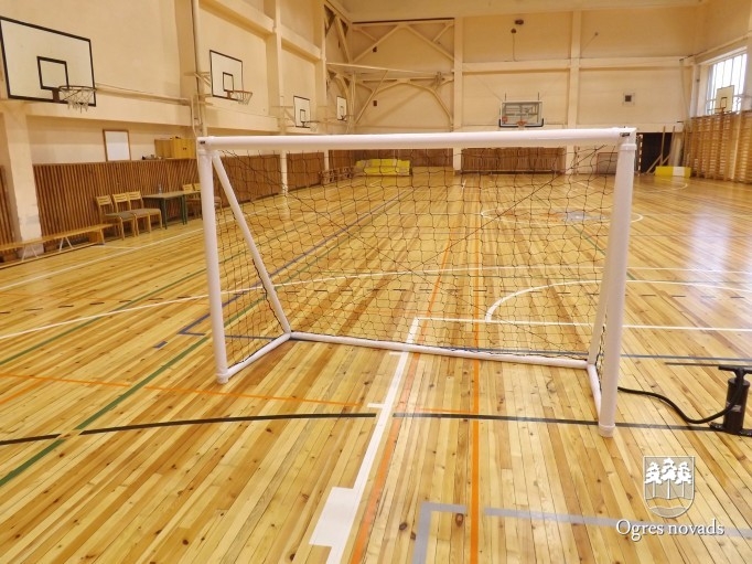 Ogres Valsts ģimnāzijai dāvina piepūšamus handbola vārtus