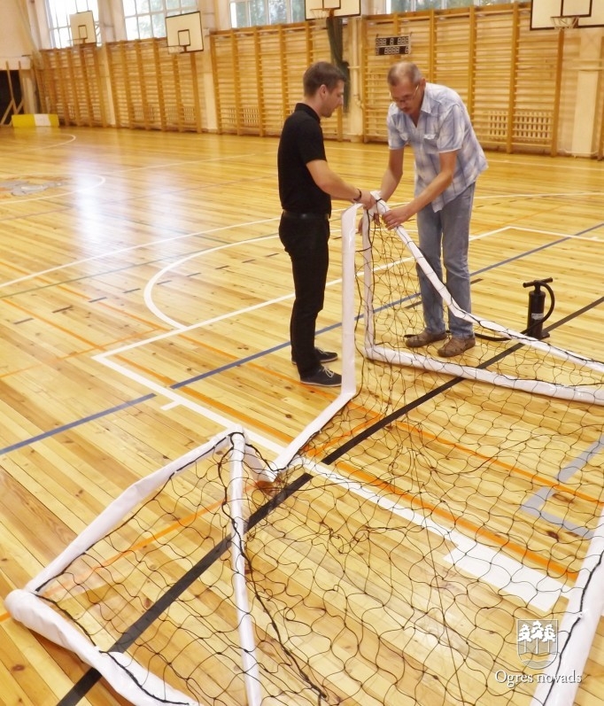 Ogres Valsts ģimnāzijai dāvina piepūšamus handbola vārtus