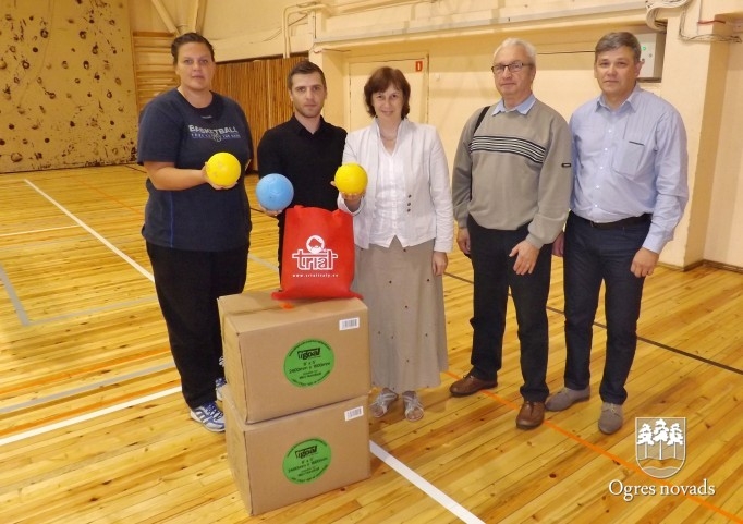 Ogres Valsts ģimnāzijai dāvina piepūšamus handbola vārtus