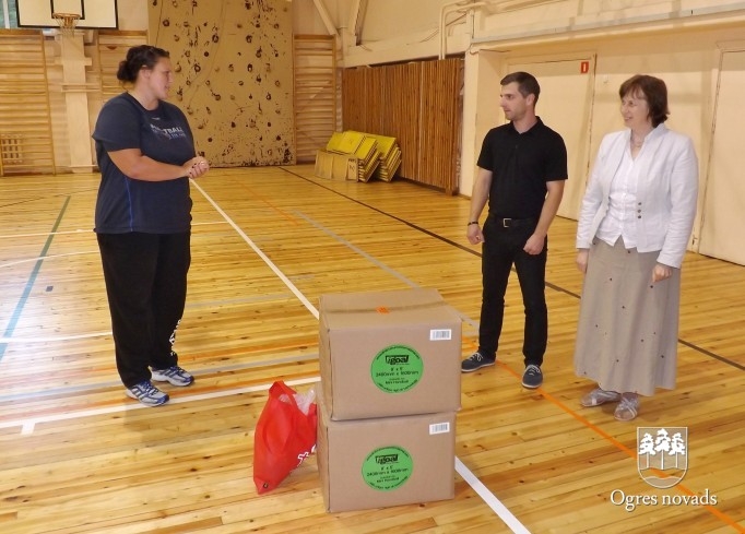Ogres Valsts ģimnāzijai dāvina piepūšamus handbola vārtus