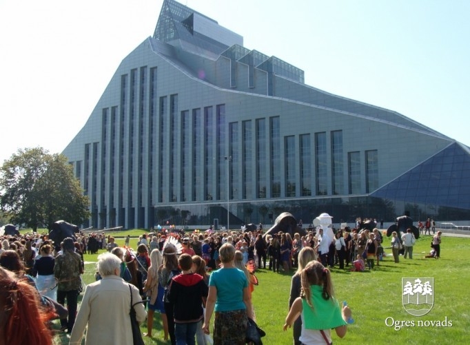 Karnevāla gājiens “Gribu iet uz bibliotēku”