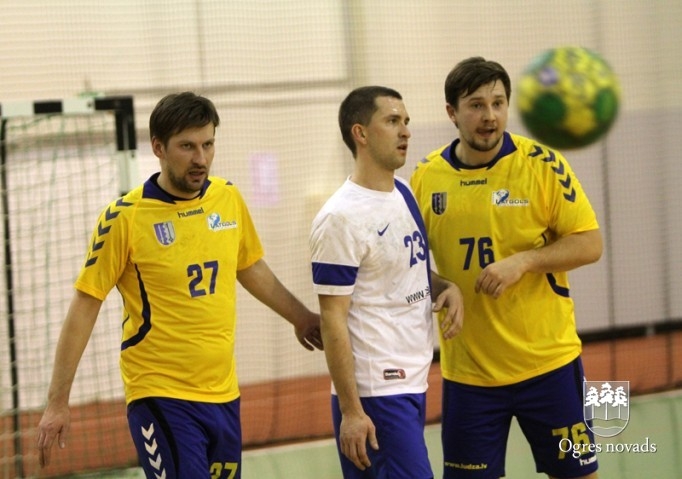 Ogres handbolisti uzvar Latvijas čempionus