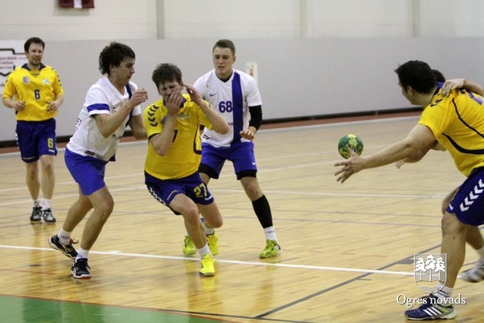 Ogres handbolisti uzvar Latvijas čempionus