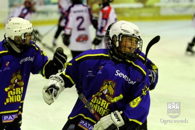 Jaunie Ogres hokejisti – Latvijas čempionāta līderi