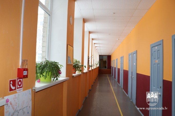 Suntažos dāvina grāmatas un pārrunā nākotnes plānus