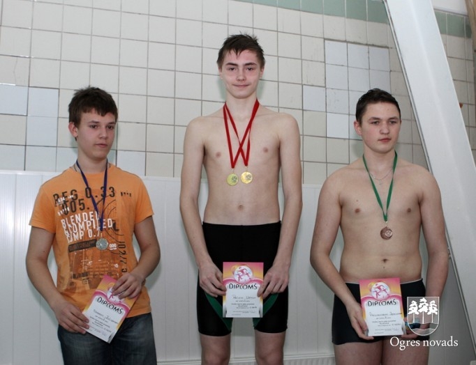 Skolu audzēkni sacenšas peldēšanā