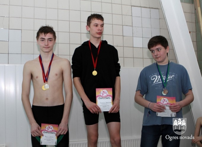 Skolu audzēkni sacenšas peldēšanā