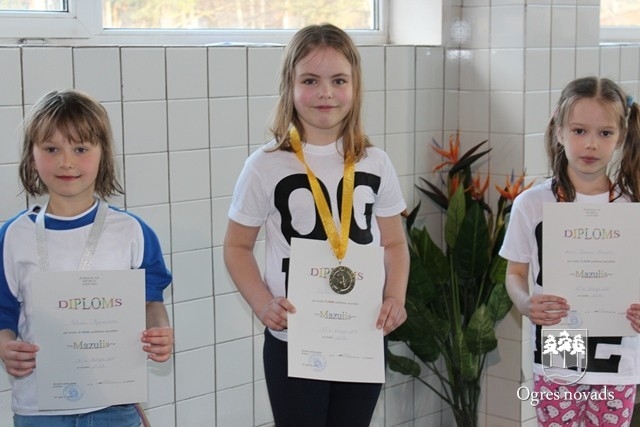 Jaunajiem peldētājiem septiņas medaļas sacensībās Jūrmalā