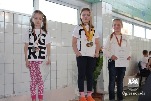 Jaunajiem peldētājiem septiņas medaļas sacensībās Jūrmalā