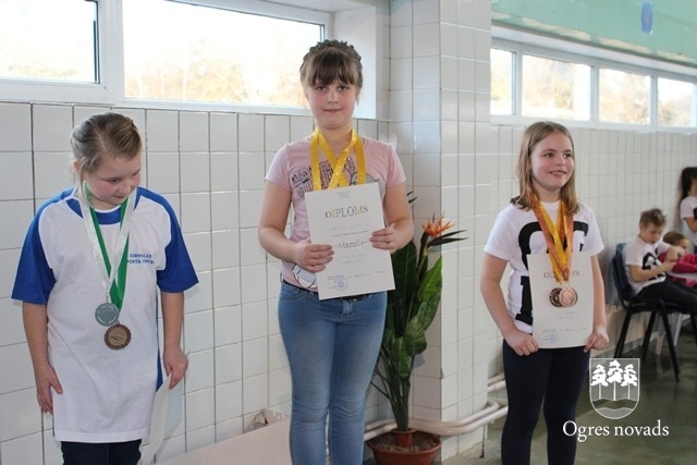 Jaunajiem peldētājiem septiņas medaļas sacensībās Jūrmalā