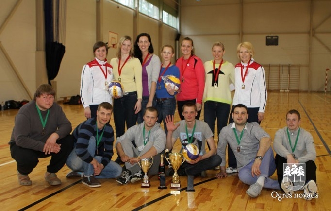 Volejbola čempionātā uzvar ikšķilietes un jumpravieši