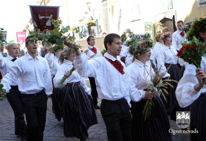Izskan Dziesmu un Deju svētki