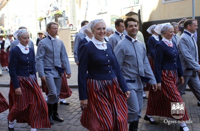 Izskan Dziesmu un Deju svētki