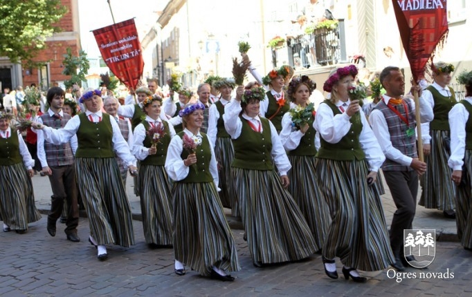 Izskan Dziesmu un Deju svētki
