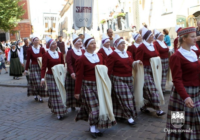 Izskan Dziesmu un Deju svētki