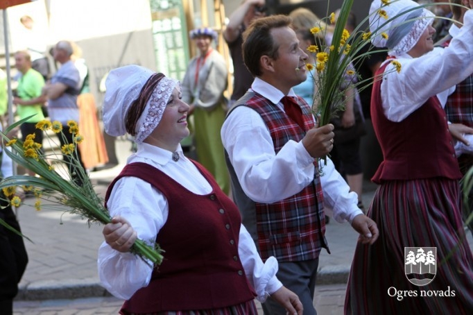 Izskan Dziesmu un Deju svētki