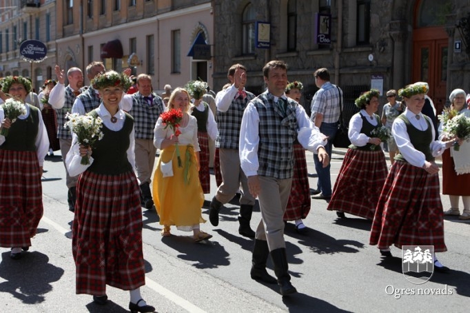 Izskan Dziesmu un Deju svētki