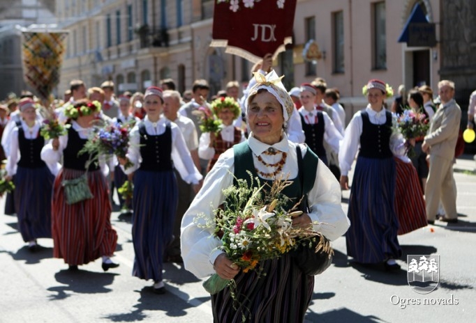 Izskan Dziesmu un Deju svētki