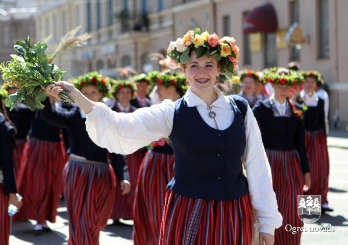 Izskan Dziesmu un Deju svētki