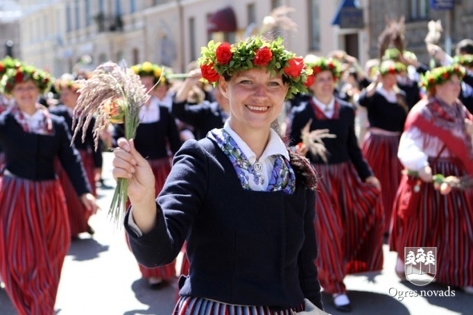 Izskan Dziesmu un Deju svētki