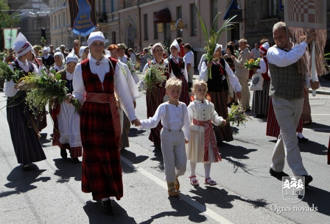 Izskan Dziesmu un Deju svētki