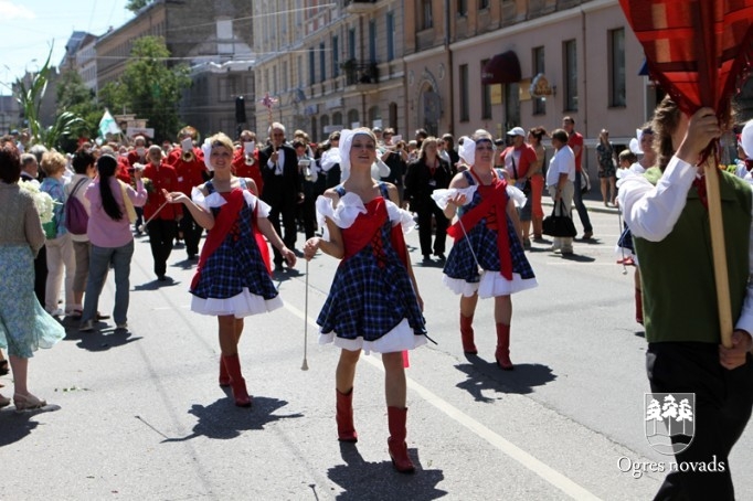 Izskan Dziesmu un Deju svētki