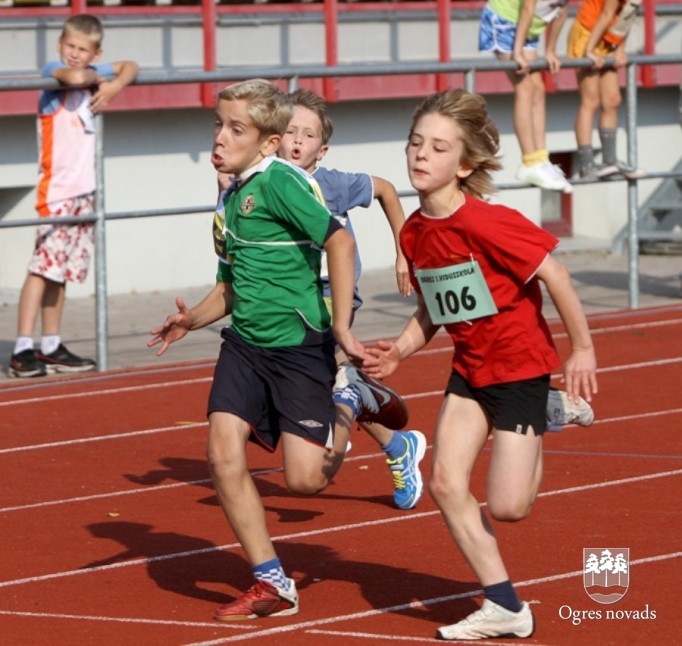 Skolēnu sporta spēles sākas ar vieglatlētikas sacensībām