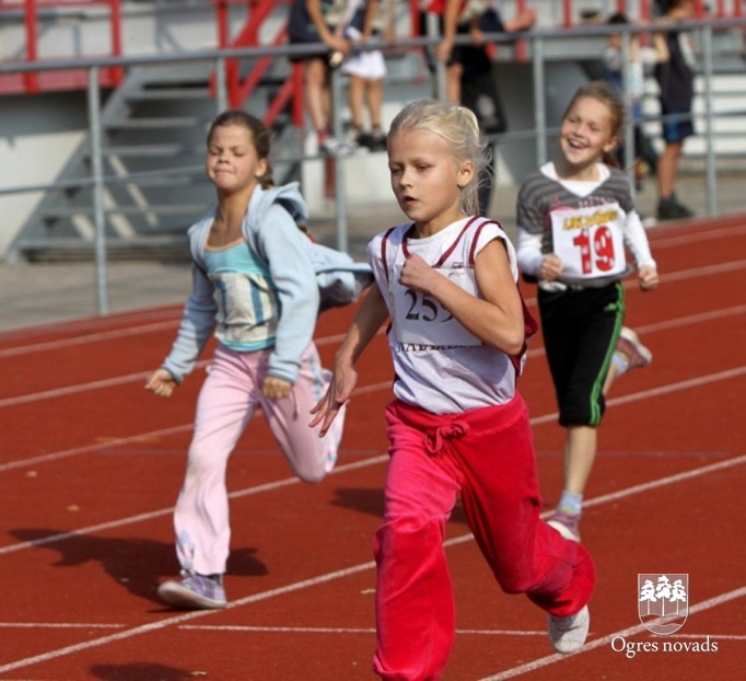 Skolēnu sporta spēles sākas ar vieglatlētikas sacensībām