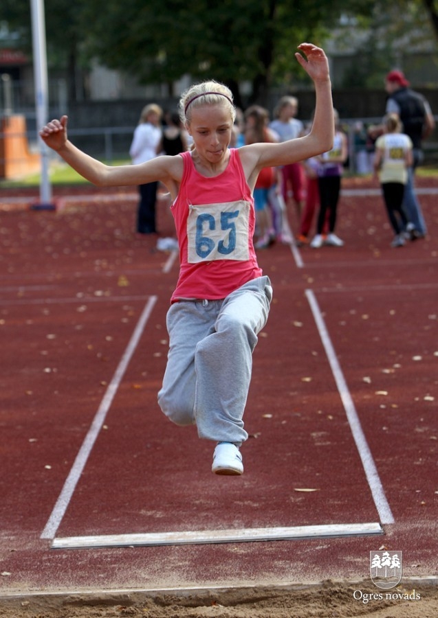 Skolēnu sporta spēles sākas ar vieglatlētikas sacensībām