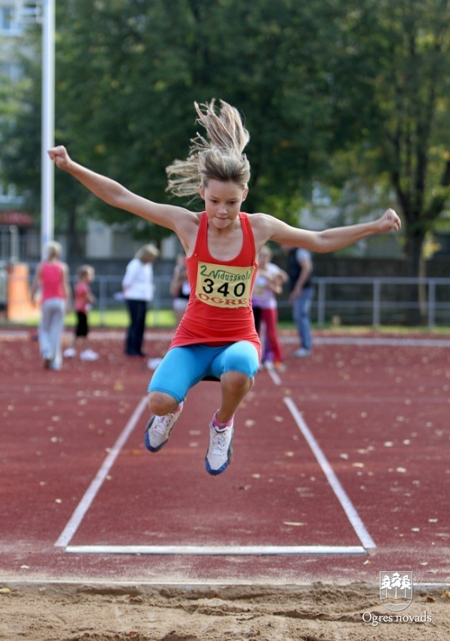 Skolēnu sporta spēles sākas ar vieglatlētikas sacensībām