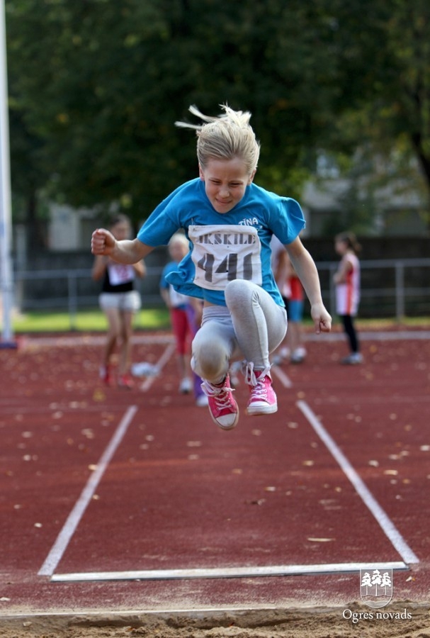 Skolēnu sporta spēles sākas ar vieglatlētikas sacensībām