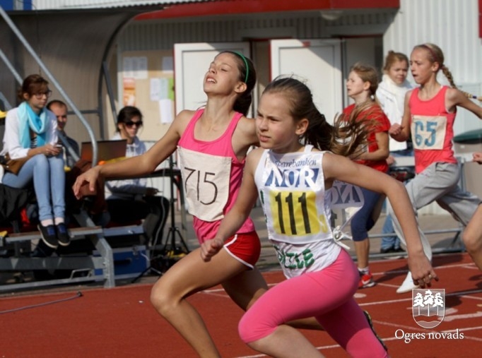 Skolēnu sporta spēles sākas ar vieglatlētikas sacensībām