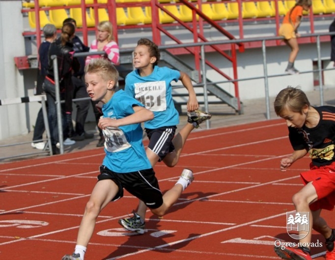 Skolēnu sporta spēles sākas ar vieglatlētikas sacensībām