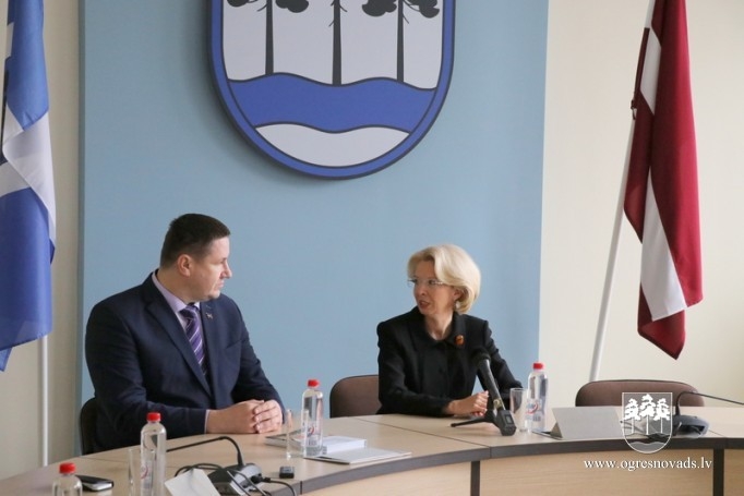 Saeimas priekšsēdētāja atzinīgi novērtē pašvaldības darbu gājēju drošības jomā