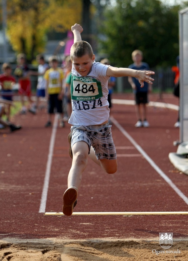 Skolēnu sporta spēles sākas ar vieglatlētikas sacensībām