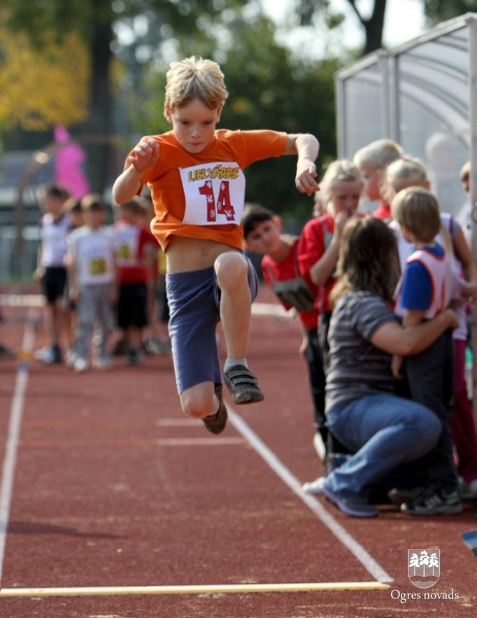 Skolēnu sporta spēles sākas ar vieglatlētikas sacensībām