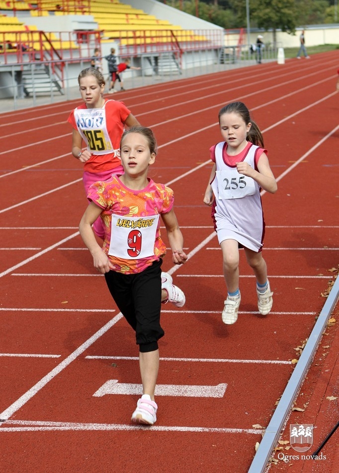 Skolēnu sporta spēles sākas ar vieglatlētikas sacensībām