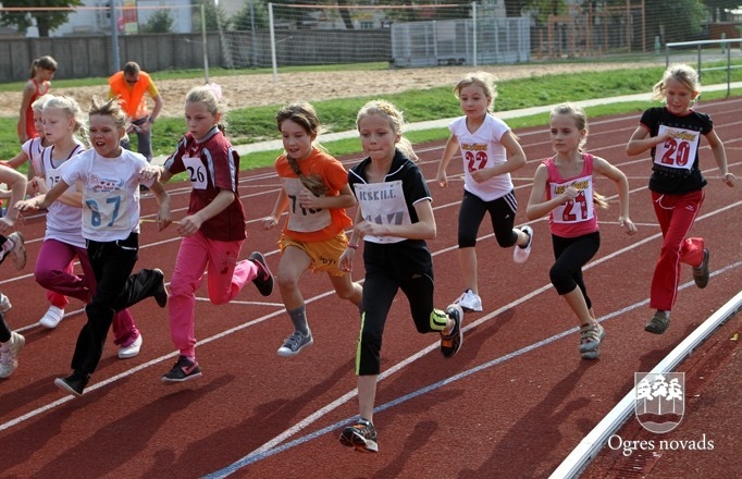 Skolēnu sporta spēles sākas ar vieglatlētikas sacensībām