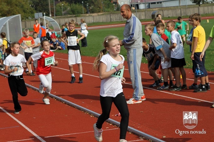 Skolēnu sporta spēles sākas ar vieglatlētikas sacensībām