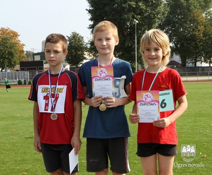 Skolēnu sporta spēles sākas ar vieglatlētikas sacensībām