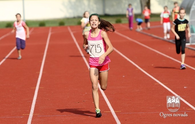 Skolēnu sporta spēles sākas ar vieglatlētikas sacensībām