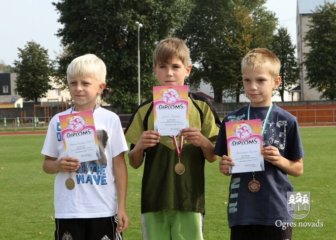 Skolēnu sporta spēles sākas ar vieglatlētikas sacensībām