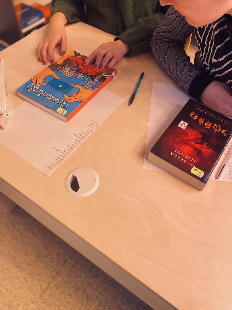 Ogres Centrālā bibliotēka realizē projektu par jauniešu iesaisti grāmatniecībā - uz galda grāmatas