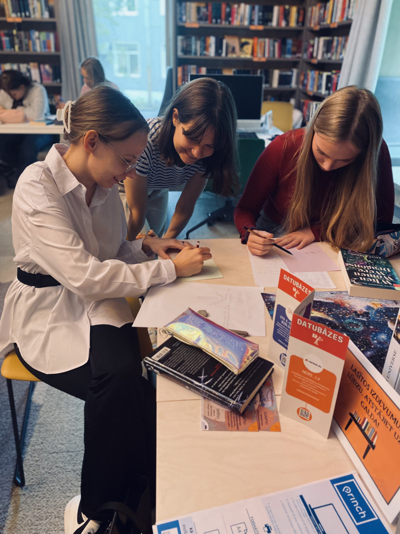 Ogres Centrālā bibliotēka realizē projektu par jauniešu iesaisti grāmatniecībā - jaunieši bibliotēkā pie galda