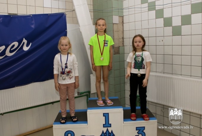Ogrēniešiem lieliski rezultāti peldēšanas čempionātā