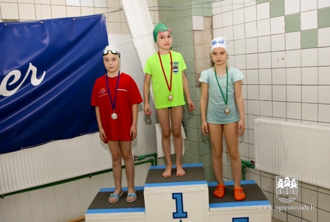 Ogrēniešiem lieliski rezultāti peldēšanas čempionātā