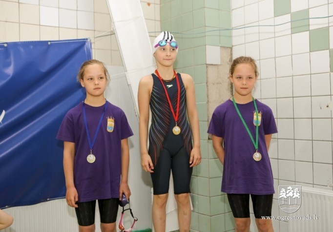 Ogrēniešiem lieliski rezultāti peldēšanas čempionātā