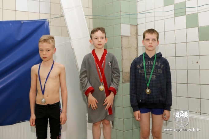 Ogrēniešiem lieliski rezultāti peldēšanas čempionātā
