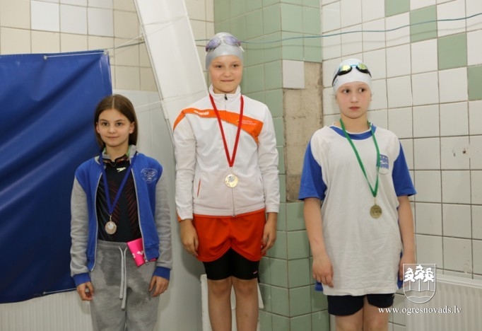 Ogrēniešiem lieliski rezultāti peldēšanas čempionātā